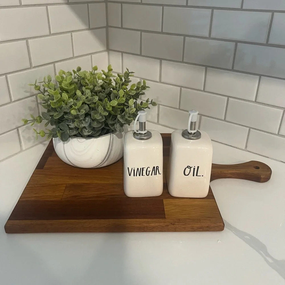 Cute Rae Dunn VINEGAR .& OIL.